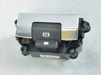 Land Rover Discovery Katkaisin (sähkömekaaninen seisontajarru) Varaosakoodi: LR060857
Korityyppi: Linnamaastur
