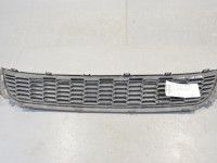 Volkswagen Polo 2009-2017 Puskurin säleikkö (keskellä) Varaosakoodi: 6R0853677A
