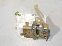 Toyota Avensis (T22) 1997-2003 Lukkolaite, oikea (taka) Varaosakoodi: 69050‑05021