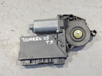 Volkswagen Touareg Lasinnostimen moottori, oikea taka Varaosakoodi: 7L0959704D  00A
Korityyppi: Maastur