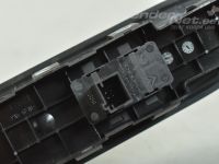 Peugeot 308 Lasinnostimen kytkin, oikea (etu-) Varaosakoodi: 649029
Korityyppi: 5-ust luukpära